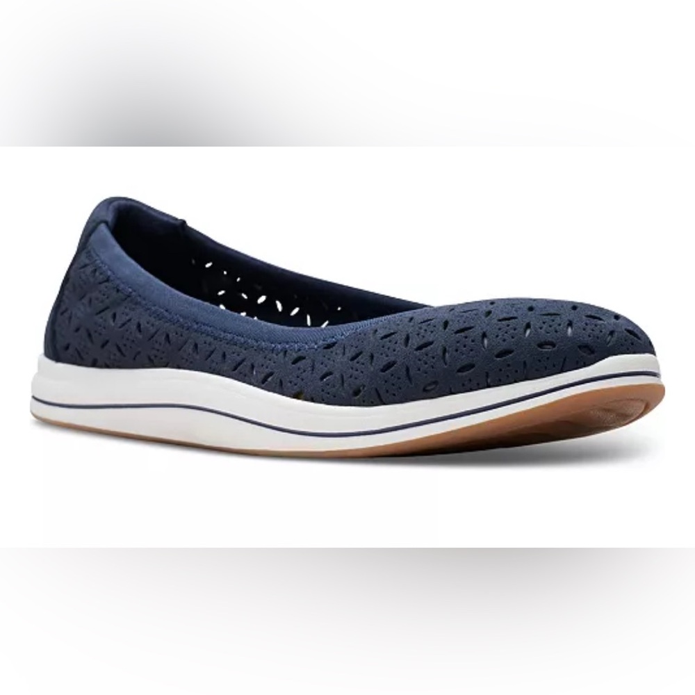 Clarks
Women's Cloudsteppers Breeze Roam Perforated Flats Navy 8M NIB